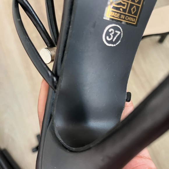 A pair of black sandals, new size 37 - Picture 3 of 3